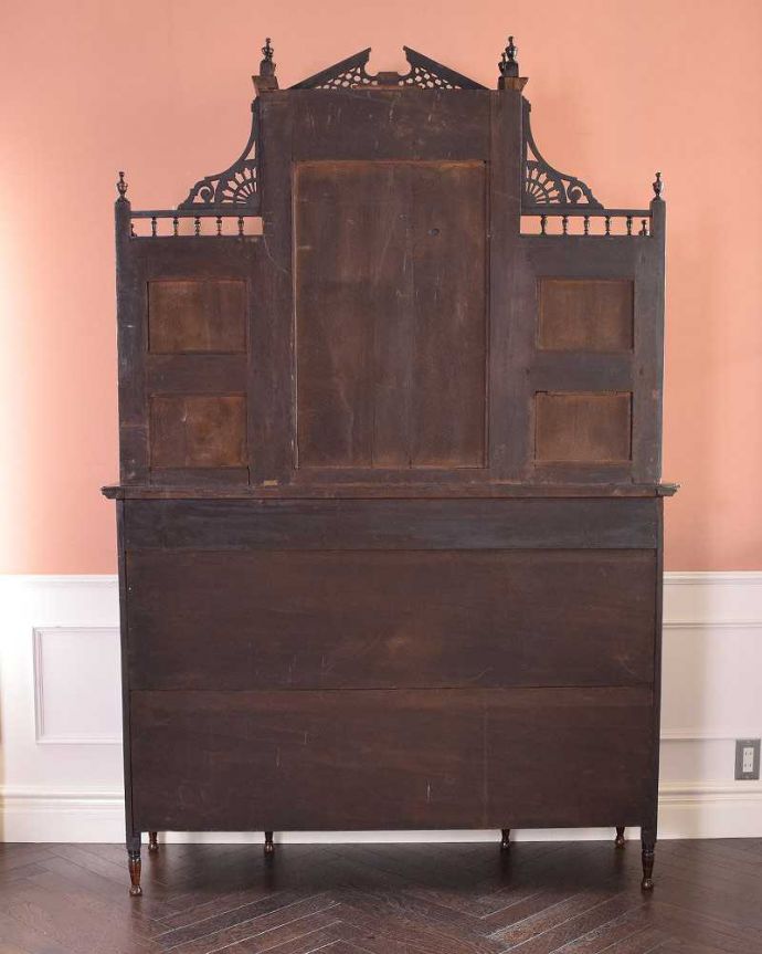 アンティークのキャビネット アンティーク家具 煌びやかなアンティーク家具、マホガニー材を使ったパーラーキャビネット。しっかり修復しました!アンティークは新品ではないので経年変化によるキズはありますが、専門の職人がしっかり修復しました。(j-1965-f)