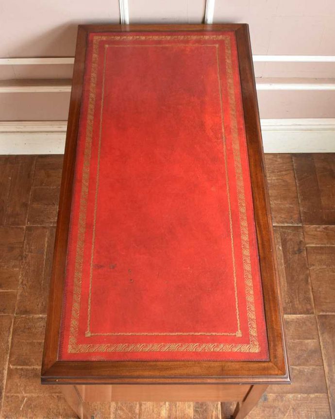 アンティークのデスク・書斎机 アンティーク家具 洗練されたマホガニー材の魅力なデスク(勉強机)、象嵌が美しいアンティーク英国家具。天板もピカピカにお直ししました。(j-1974-f)