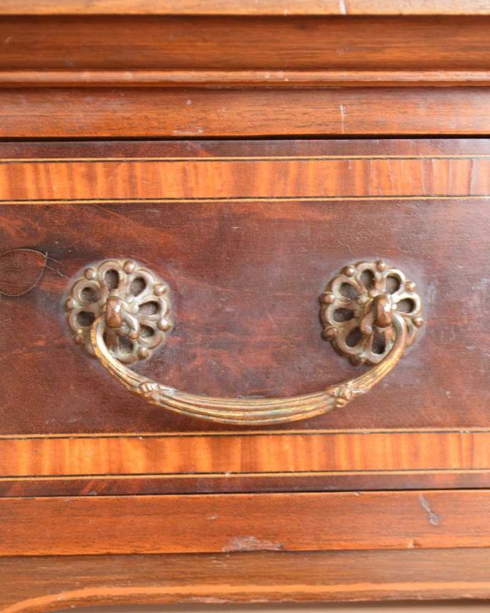 アンティークのデスク・書斎机 アンティーク家具 洗練されたマホガニー材の魅力なデスク(勉強机)、象嵌が美しいアンティーク英国家具。こんな場所もアンティークらしくアンティーク家具らしく取っ手のデザインも凝っていて美しいんです。(j-1974-f)