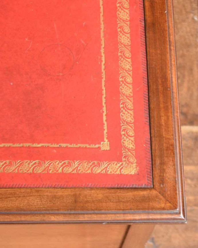 アンティークのデスク・書斎机 アンティーク家具 洗練されたマホガニー材の魅力なデスク(勉強机)、象嵌が美しいアンティーク英国家具。天板を近くから見ると・・・デスクは天板を使う家具なので、キレイにお直ししました。(j-1974-f)