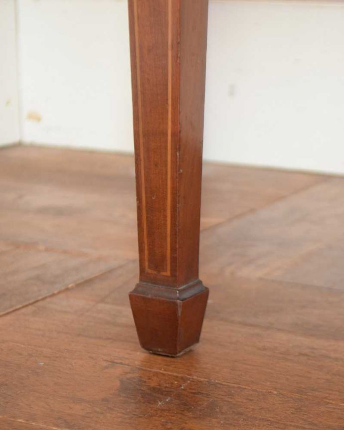 アンティークのデスク・書斎机 アンティーク家具 洗練されたマホガニー材の魅力なデスク(勉強机)、象嵌が美しいアンティーク英国家具。女性1人でラクラク運べちゃう仕掛けHandleのアンティークは、脚の裏にフェルトキーパーをお付けしています。(j-1974-f)