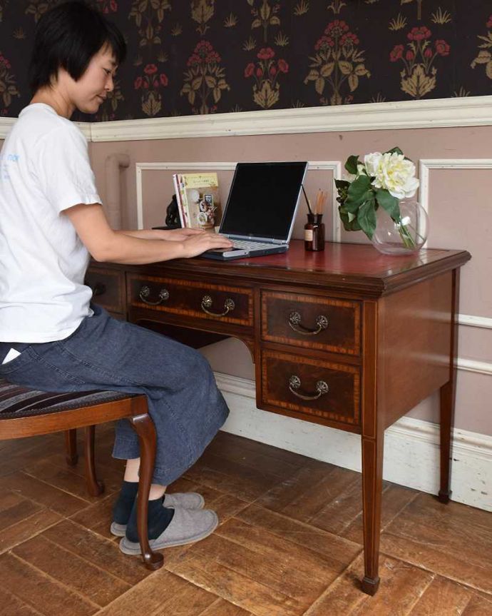 アンティークのデスク・書斎机 アンティーク家具 洗練されたマホガニー材の魅力なデスク(勉強机)、象嵌が美しいアンティーク英国家具。自分だけの時間をもっと優雅に・・・ちょっと贅沢な自分だけの場所。(j-1974-f)