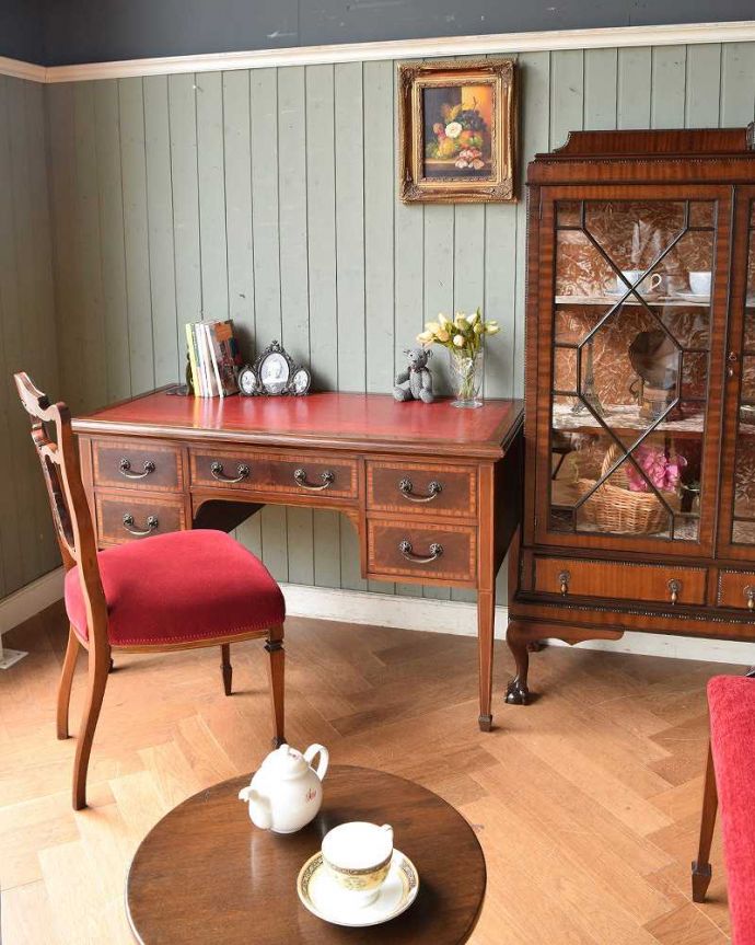 アンティークのデスク・書斎机 アンティーク家具 洗練されたマホガニー材の魅力なデスク(勉強机)、象嵌が美しいアンティーク英国家具。リビングの片隅でも存在感を放つ美しさちょっと空いているリビングのスペースに置いてみても、美しすぎるデザインに目が惹かれます。(j-1974-f)
