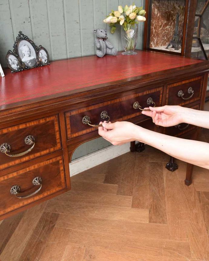 アンティークのデスク・書斎机 アンティーク家具 洗練されたマホガニー材の魅力なデスク(勉強机)、象嵌が美しいアンティーク英国家具。こ何を入れようかな…小物がたっぷり入る引き出しには、ジュエリーボックスや、読みかけの本、日記帳などを収納しても良いですね。(j-1974-f)