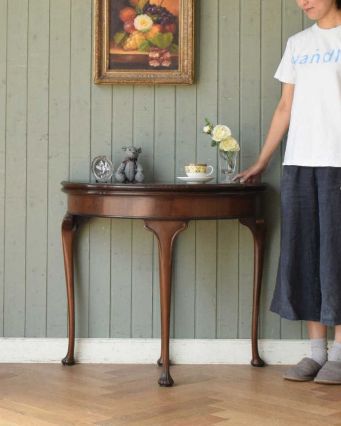 アンティークのテーブル　アンティーク家具　イギリスから届いたアンティーク家具、ハーフムーンのコンソール（ゲームテーブル）。壁からお部屋を彩ってくれるアンティーク家具天板も引き出しもどっちも主役のゲームテーブル。(j-1975-f)