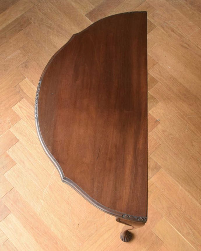 アンティークのテーブル　アンティーク家具　イギリスから届いたアンティーク家具、ハーフムーンのコンソール（ゲームテーブル）。上から見ると何を置いても素敵に魅せてくれる力があります。(j-1975-f)