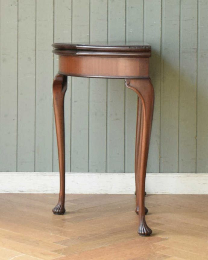 アンティークのテーブル　アンティーク家具　イギリスから届いたアンティーク家具、ハーフムーンのコンソール（ゲームテーブル）。横から見てもステキサイドはすっきり。(j-1975-f)