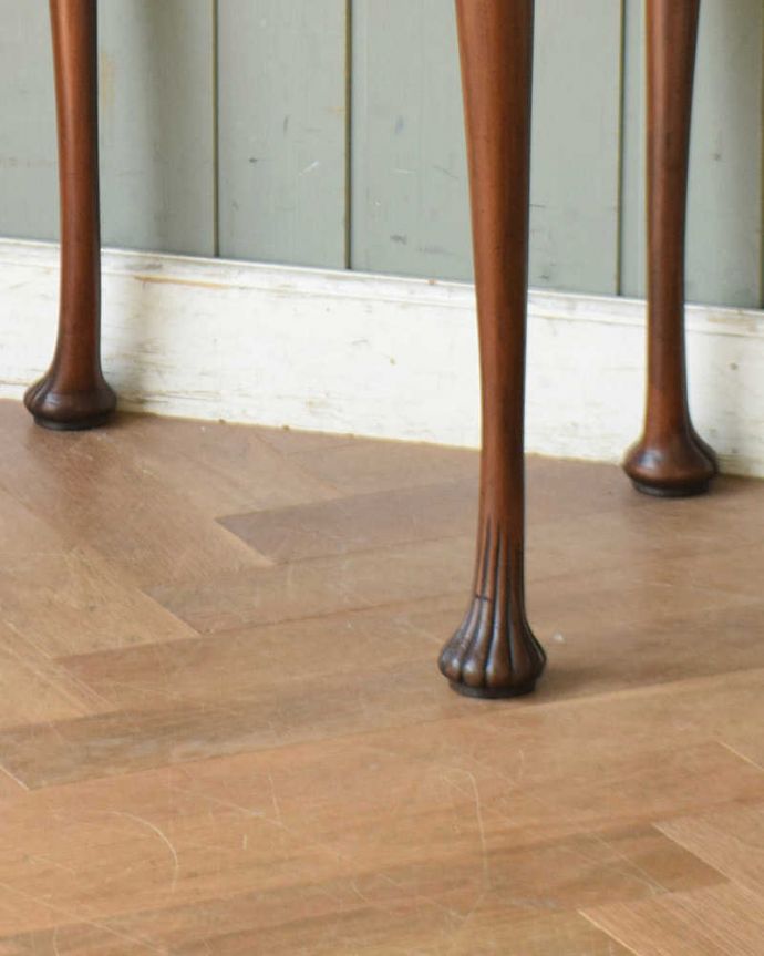 アンティークのテーブル　アンティーク家具　イギリスから届いたアンティーク家具、ハーフムーンのコンソール（ゲームテーブル）。持ち上げなくても移動できます！Handleのアンティークは、脚の裏にフェルトキーパーをお付けしていますので、床を滑らせてれば女性1人でも移動が簡単です。(j-1975-f)