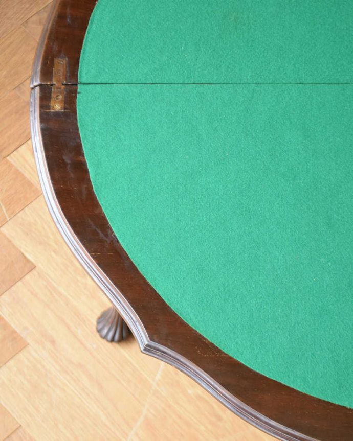 アンティークのテーブル　アンティーク家具　イギリスから届いたアンティーク家具、ハーフムーンのコンソール（ゲームテーブル）。フェルトは新しく張り替えました天板を近くで見るとこんな形です。(j-1975-f)