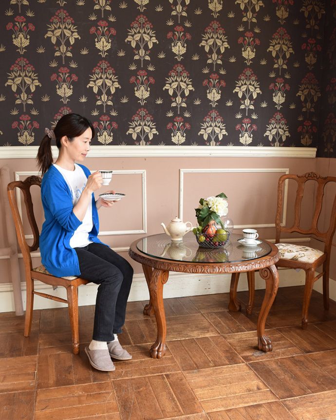 アンティークのテーブル　アンティーク家具　編み目が美しいガラス天板、フランス輸入のアンティークコーヒーテーブル 。フランスらしい優雅な時間もお届けします。(j-1977-f)