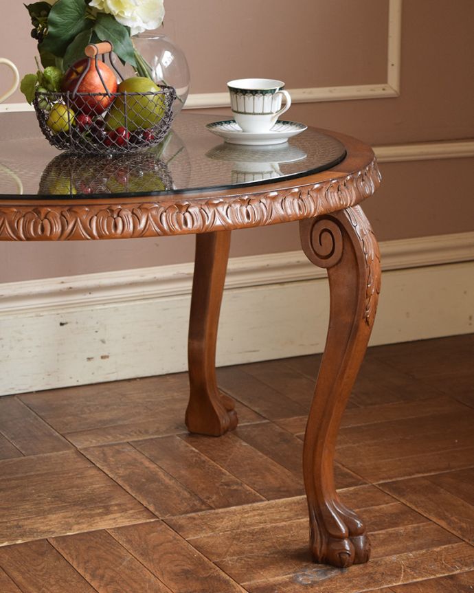 アンティークのテーブル　アンティーク家具　編み目が美しいガラス天板、フランス輸入のアンティークコーヒーテーブル 。やっぱり自慢はこの脚線美一番最初に目に飛び込んでくるフレンチカブリオレレッグ。(j-1977-f)