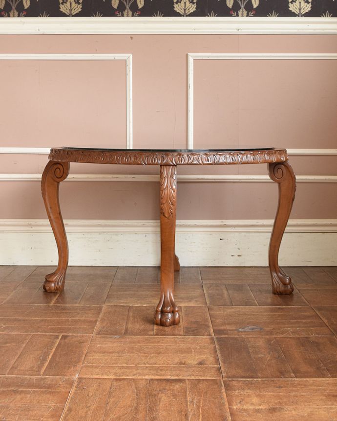 アンティークのテーブル　アンティーク家具　編み目が美しいガラス天板、フランス輸入のアンティークコーヒーテーブル 。こちら側も、もちろんキレイです！アンティークは新品ではないので、もちろん経年変化によるキズはありますが、専門の職人がキレイにお直しをしているので、後ろ姿までキレイです。(j-1977-f)