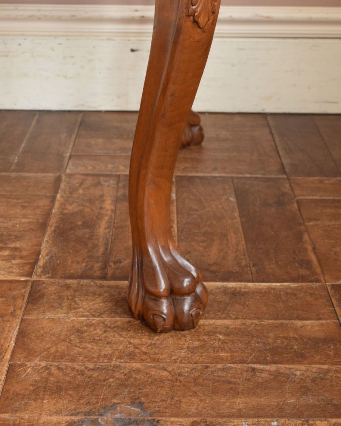 アンティークのテーブル　アンティーク家具　編み目が美しいガラス天板、フランス輸入のアンティークコーヒーテーブル 。持ち上げなくても移動できます！Handleのアンティークは、脚の裏にフェルトキーパーをお付けしていますので、床を滑らせてれば移動が簡単です。(j-1977-f)