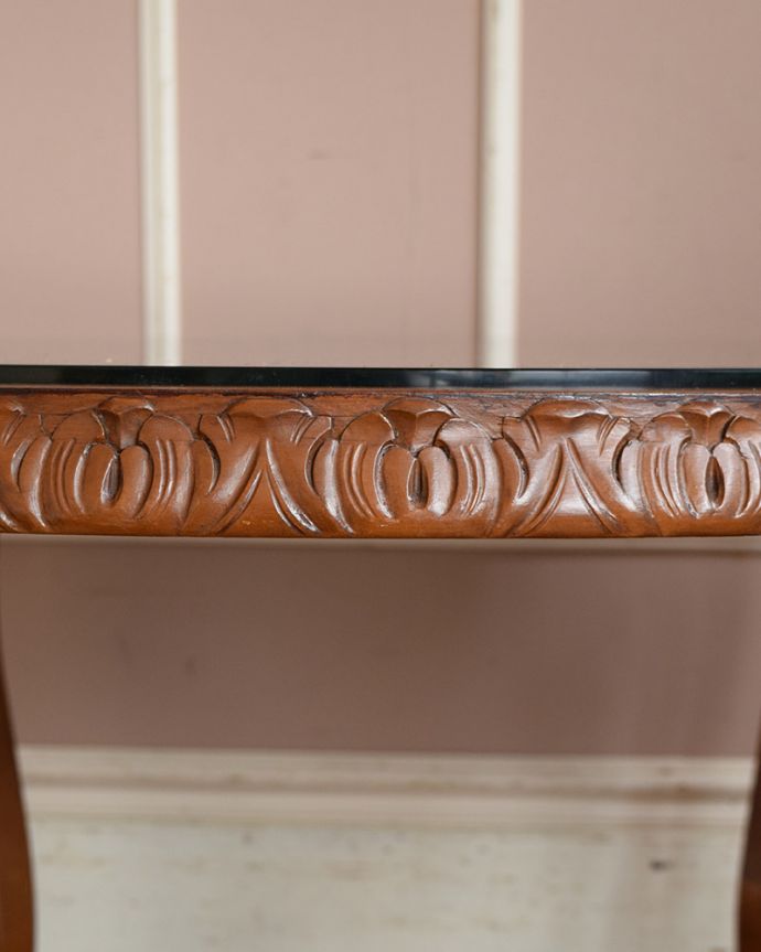 アンティークのテーブル　アンティーク家具　編み目が美しいガラス天板、フランス輸入のアンティークコーヒーテーブル 。美しい彫にもうっとり…さりげなく施された彫。(j-1977-f)