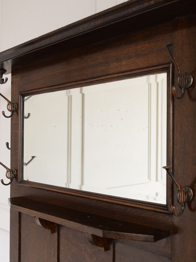 ミラーのついたアンティーク家具