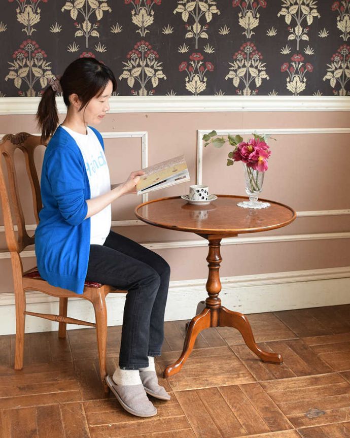 アンティークのテーブル　アンティーク家具　英国アンティーク家具、脚先まで優雅なオケージョナルテーブル（ティルトップテーブル）。使う時に天板をセット！便利な折りたたみ式のテーブルティルトップテーブルは、使う時に天板をセットするだけで、あっという間にテーブルに早変わりしちゃうんです。(j-1984-f)