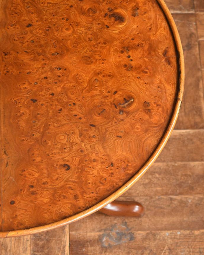 アンティークのテーブル　アンティーク家具　英国アンティーク家具、脚先まで優雅なオケージョナルテーブル（ティルトップテーブル）。ピッカピカに修復しました☆天板の塗装は職人がキレイに修復しているので、とてもキレイです！安心して使って下さい。(j-1984-f)