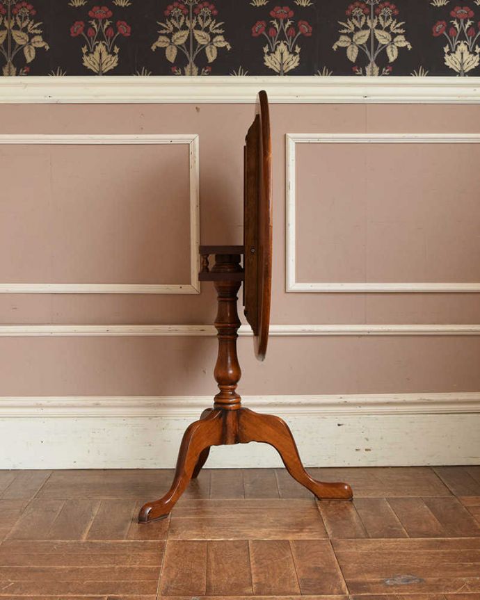 アンティークのテーブル　アンティーク家具　英国アンティーク家具、脚先まで優雅なオケージョナルテーブル（ティルトップテーブル）。横から見ると･･･よく分かるでしょう〜！使わないときはこんな風にコンパクトに収納できるので便利なんです。(j-1984-f)