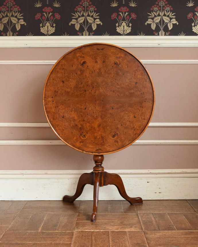 アンティークのテーブル　アンティーク家具　英国アンティーク家具、脚先まで優雅なオケージョナルテーブル（ティルトップテーブル）。立てて見ると、スクリーン畳んだ所を正面から見るとこんな感じ。(j-1984-f)
