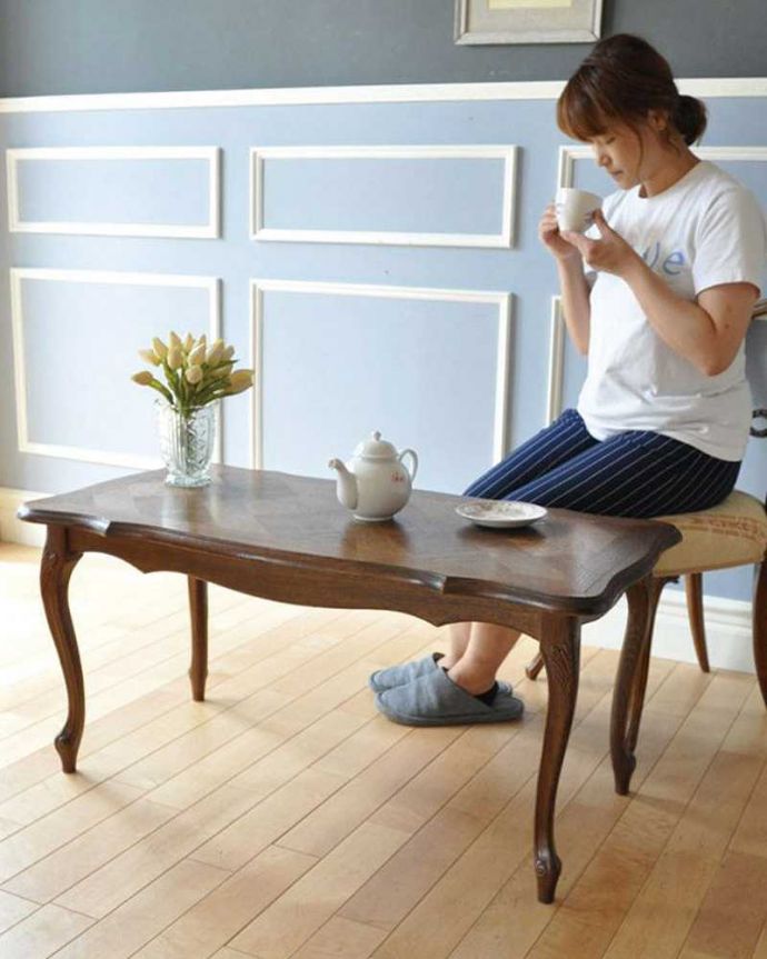 アンティークのテーブル アンティーク家具 2トーンカラーの市松模様が美しいフランス輸入のアンティークコーヒーテーブル。フランスらしい優雅な時間もお届けします。(j-1985-f)