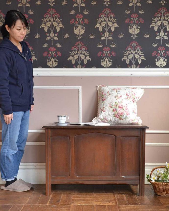 ブランケットボックス・収納ボックス アンティーク家具 収納力もありベンチやテーブルとしても使える便利な英国アンティーク家具、コファ。いろんな場所で便利に使えるアンティーク家具の中で一番基本となるブランケットボックス。(j-1990-f)