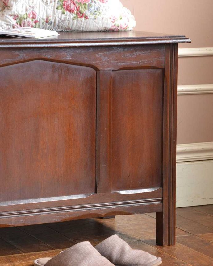 ブランケットボックス・収納ボックス アンティーク家具 収納力もありベンチやテーブルとしても使える便利な英国アンティーク家具、コファ。アンティークらしい彫りの美しさが魅力豪華な彫りの美しさがアンティークらしい雰囲気。(j-1990-f)