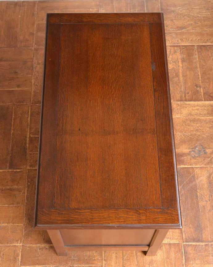 ブランケットボックス・収納ボックス アンティーク家具 収納力もありベンチやテーブルとしても使える便利な英国アンティーク家具、コファ。天板もピカピカに仕上げました一番目立つ場所だから、修復の時、天板もキレイに仕上げました。(j-1990-f)