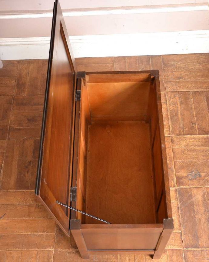 ブランケットボックス・収納ボックス アンティーク家具 収納力もありベンチやテーブルとしても使える便利な英国アンティーク家具、コファ。フタを開くと・・・本やクッション、ブランケットなど、リビングで散らかっているものをたっぷり収納できます。(j-1990-f)