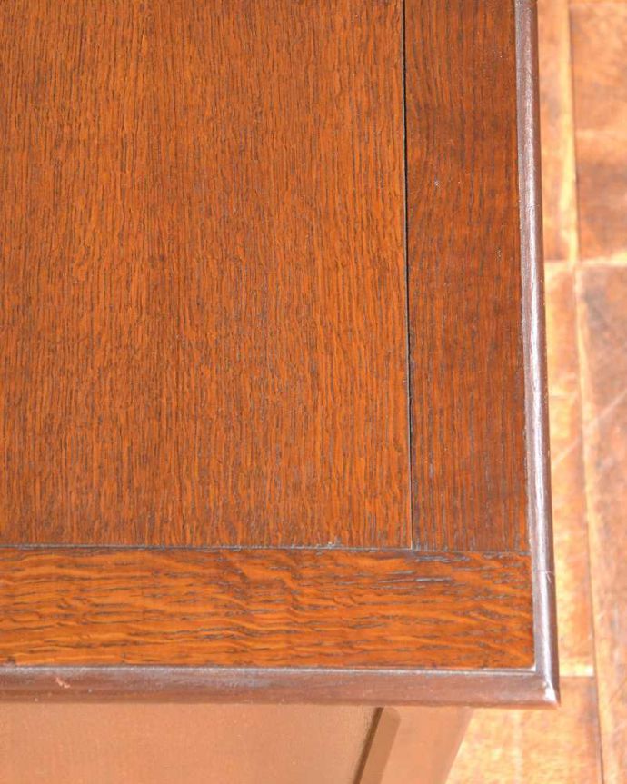 ブランケットボックス・収納ボックス アンティーク家具 収納力もありベンチやテーブルとしても使える便利な英国アンティーク家具、コファ。近くで見ると・・・テーブル代わりにも使えるコファ。(j-1990-f)