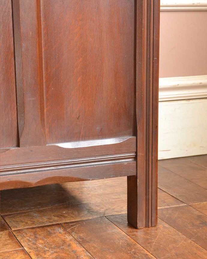 ブランケットボックス・収納ボックス アンティーク家具 収納力もありベンチやテーブルとしても使える便利な英国アンティーク家具、コファ。女性1人でラクラク運べちゃう仕掛けHandleのアンティークは、脚の裏にフェルトキーパーをお付けしています。(j-1990-f)