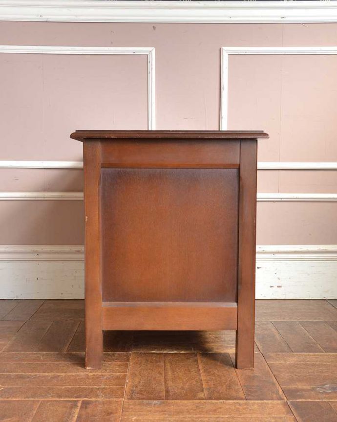 ブランケットボックス・収納ボックス アンティーク家具 収納力もありベンチやテーブルとしても使える便利な英国アンティーク家具、コファ。横から見てもキレイですもちろん、横顔だってキレイ!どこから見ても絵になります。(j-1990-f)