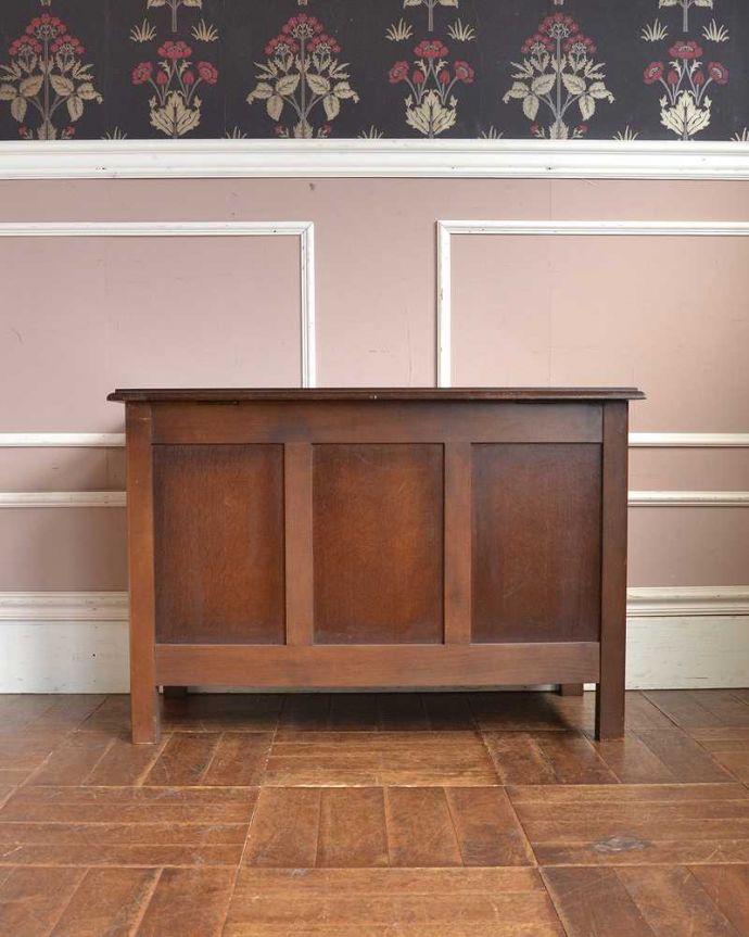 ブランケットボックス・収納ボックス アンティーク家具 収納力もありベンチやテーブルとしても使える便利な英国アンティーク家具、コファ。後ろ姿も見て下さい。(j-1990-f)