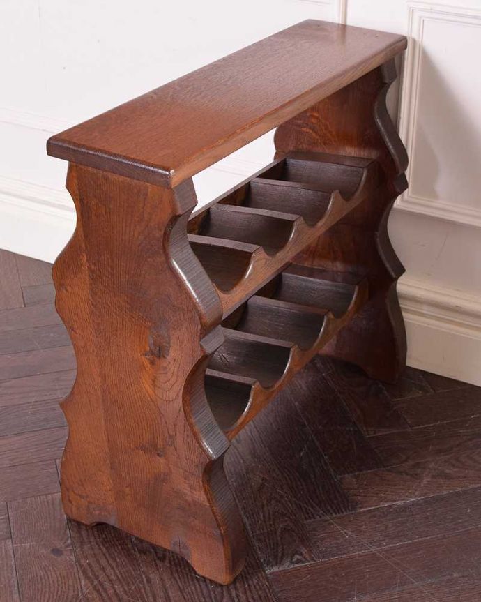 めずらしい家具　アンティーク家具　フランス輸入のお洒落なアンティーク木製ワインラック（８本用）。ボトルをしっかり収納してくれますワインを飲む方も飲まない方も、お洒落なデザインのワインラックがお部屋の中にあるだけで、なんだかワクワクです。(j-1992-f)