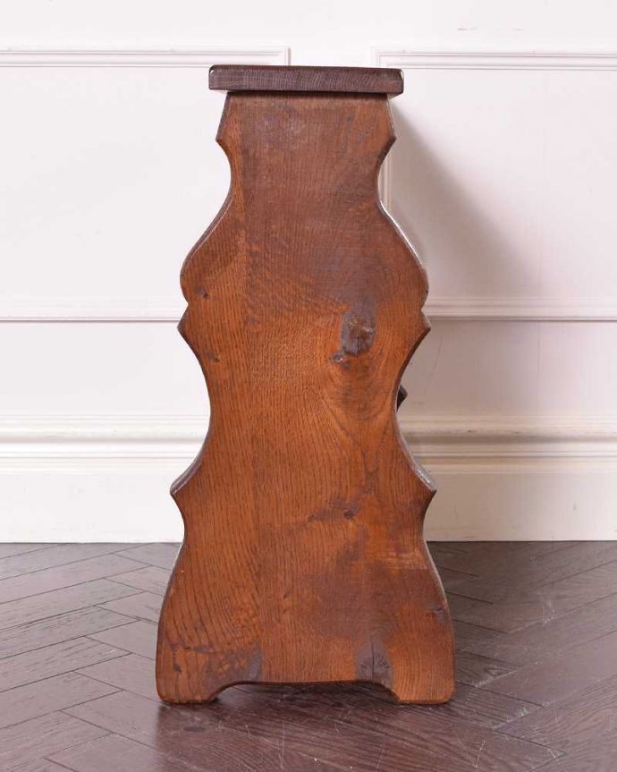 めずらしい家具　アンティーク家具　フランス輸入のお洒落なアンティーク木製ワインラック（８本用）。横から見てもキレイですもちろん、横顔だってキレイ！どこから見ても絵になります。(j-1992-f)