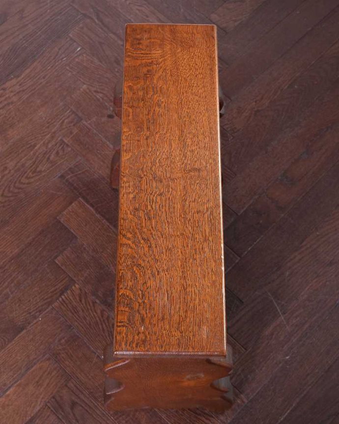 めずらしい家具　アンティーク家具　フランス輸入のお洒落なアンティーク木製ワインラック（８本用）。ココも使えてさらに便利上から見るとこんな感じです。(j-1992-f)