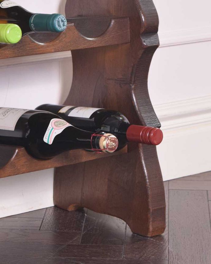めずらしい家具　アンティーク家具　フランス輸入のお洒落なアンティーク木製ワインラック（８本用）。持ち上げなくても移動ラクラクHandleのアンティーク家具の足の裏にはフェルトキーパーをお付けしています。(j-1992-f)