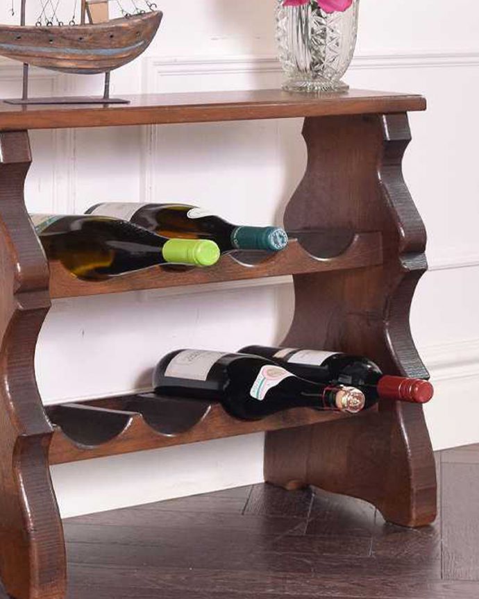 めずらしい家具　アンティーク家具　フランス輸入のお洒落なアンティーク木製ワインラック（８本用）。優雅な気分にしてくれるワインラックどこにでも置けるコンパクトサイズのワインラック。(j-1992-f)