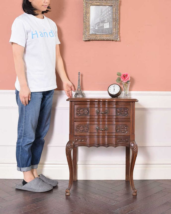 アンティークのチェスト　アンティーク家具　フランスの美しいアンティーク家具、コンパクトサイズのチェスト。フランスアンティークらしい優雅で美しい脚。(j-1995-f)