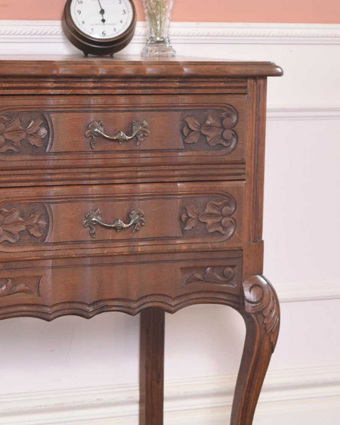 アンティークのチェスト　アンティーク家具　フランスの美しいアンティーク家具、コンパクトサイズのチェスト。みんなに自慢したくなるフランスの家具やっぱりフランスのチェストは、何と言っても見た目が美しい〜みんなに見てもらいたい自慢したくなる収納です。(j-1995-f)