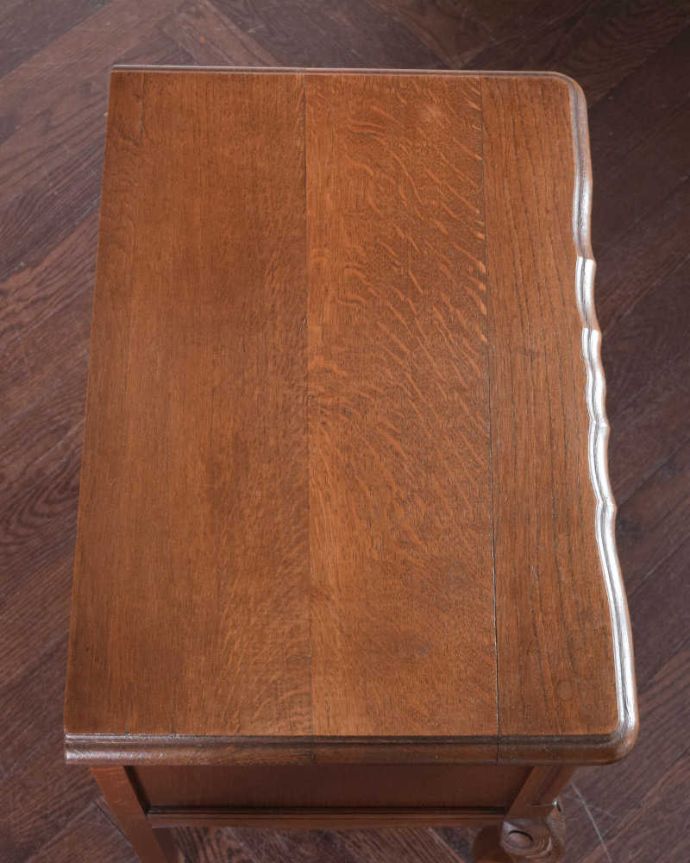 アンティークのチェスト　アンティーク家具　フランスの美しいアンティーク家具、コンパクトサイズのチェスト。何を置いて楽しもうかな・・・天板を上から見ると、こんな感じです。(j-1995-f)