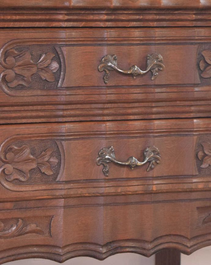 アンティークのチェスト　アンティーク家具　フランスの美しいアンティーク家具、コンパクトサイズのチェスト。開ける度にワクワクする取っ手フランスらしい優雅なデザインの取っ手。(j-1995-f)