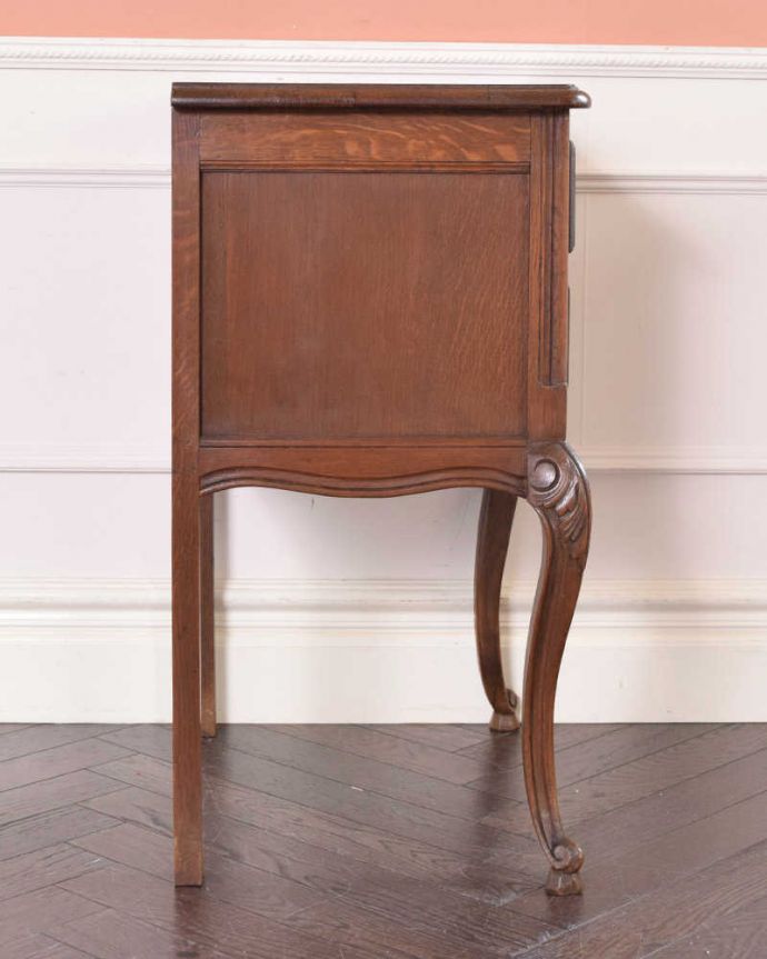 アンティークのチェスト　アンティーク家具　フランスの美しいアンティーク家具、コンパクトサイズのチェスト。横から見てもステキもちろん、横顔だって美しい〜フランスらしさが漂っています。(j-1995-f)