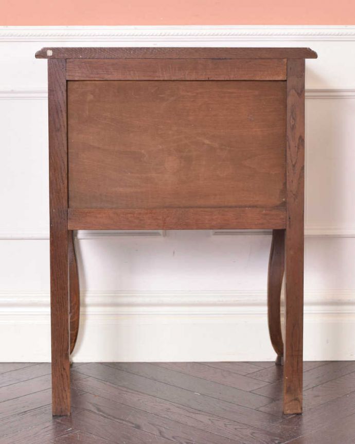 アンティークのチェスト　アンティーク家具　フランスの美しいアンティーク家具、コンパクトサイズのチェスト。後ろ姿にも気を使ってます。(j-1995-f)