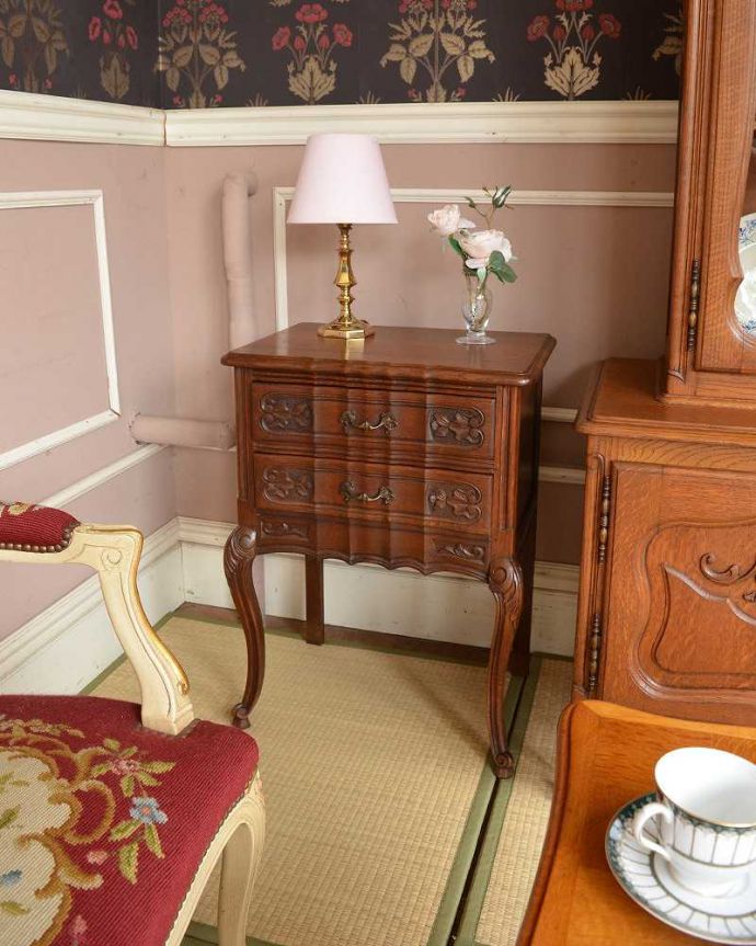 アンティークのチェスト　アンティーク家具　フランスの美しいアンティーク家具、コンパクトサイズのチェスト。フランスと日本をミックスしたノスタルジックなスタイル猫脚の家具と畳のコラボは全然違うスタイルなのに、意外にも相性バッチリ。(j-1995-f)