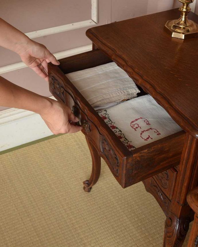 アンティークのチェスト　アンティーク家具　フランスの美しいアンティーク家具、コンパクトサイズのチェスト。手帳や文房具など細々したものをしまえます。(j-1995-f)