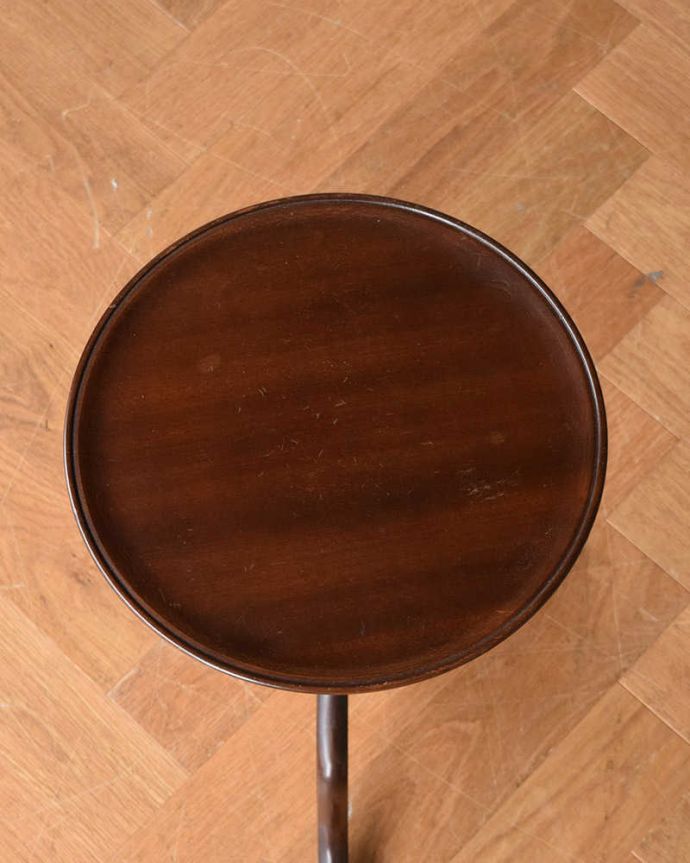 アンティークのテーブル　アンティーク家具　英国輸入のアンティーク家具、落ち着いたブラウンカラーのワインテーブル。天板を上から見ると･･･天板はこんな感じで、ちょっとしたものを乗せて使うのに便利なサイズです。(j-1998-f)