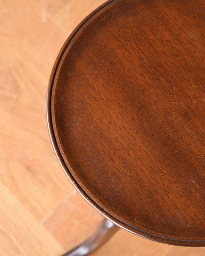 アンティークのテーブル　アンティーク家具　英国輸入のアンティーク家具、落ち着いたブラウンカラーのワインテーブル。近づいて見てみると･･･天板の周りもアンティークらしく美しいデザイン。(j-1998-f)