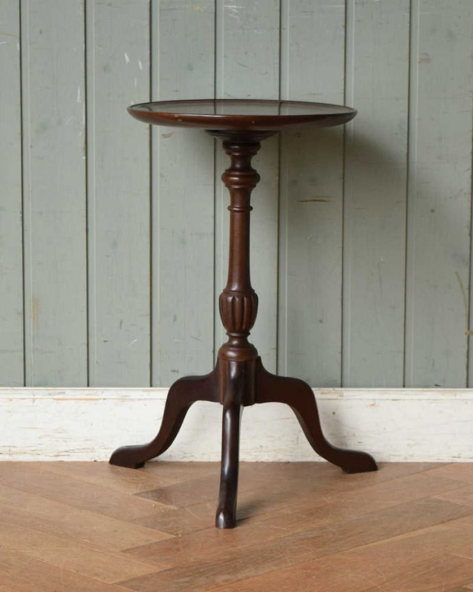 アンティークのテーブル　アンティーク家具　英国輸入のアンティーク家具、落ち着いたブラウンカラーのワインテーブル。横から見ても優雅英国アンティークらしく横顔だって美しいんです。(j-1998-f)