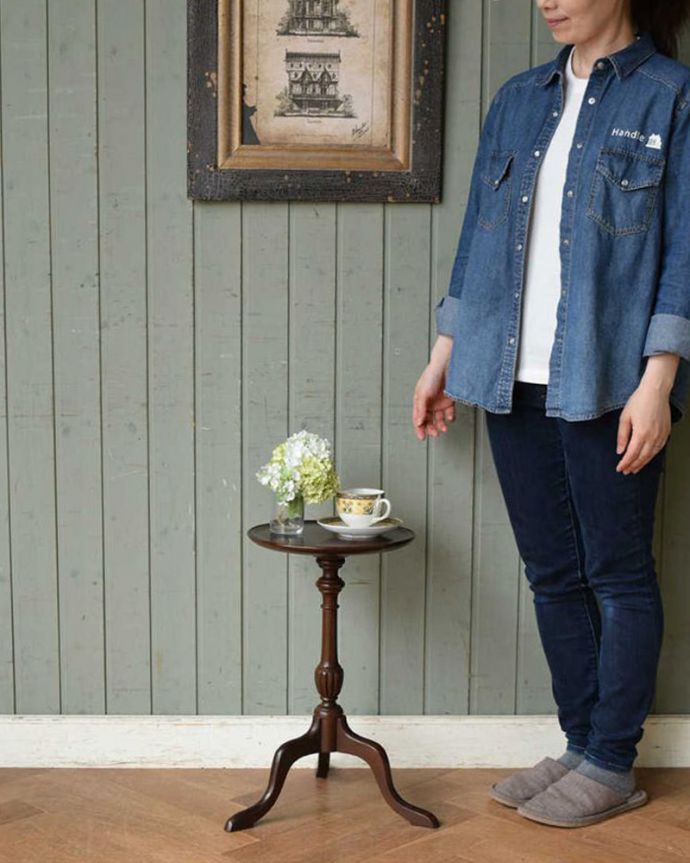 アンティークのテーブル　アンティーク家具　英国輸入のアンティーク家具、落ち着いたブラウンカラーのワインテーブル。移動もラクラク！どこでも使える小さなテーブル持ち運び便利なワインテーブル。(j-1998-f)