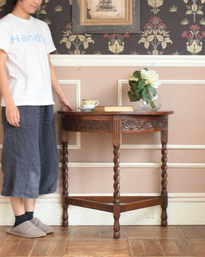 アンティークのテーブル　アンティーク家具　お花の彫刻×ツイスト脚が素敵なコンソールテーブル、英国輸入のアンティーク家具。壁にピタッと付けるだけで出来るおしゃれコーナーハーフムーン型のコンソールテーブルは見せる場所を作ってくれる最強のアンティーク家具。(j-1999-f)